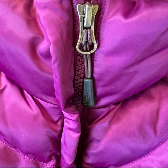 THE NORTH FACE ACONCAGUA PUFFER 550 DOWN FILL MAGENTA PURPLE VEST SIZE SMALL EUC - Picture 4 of 10